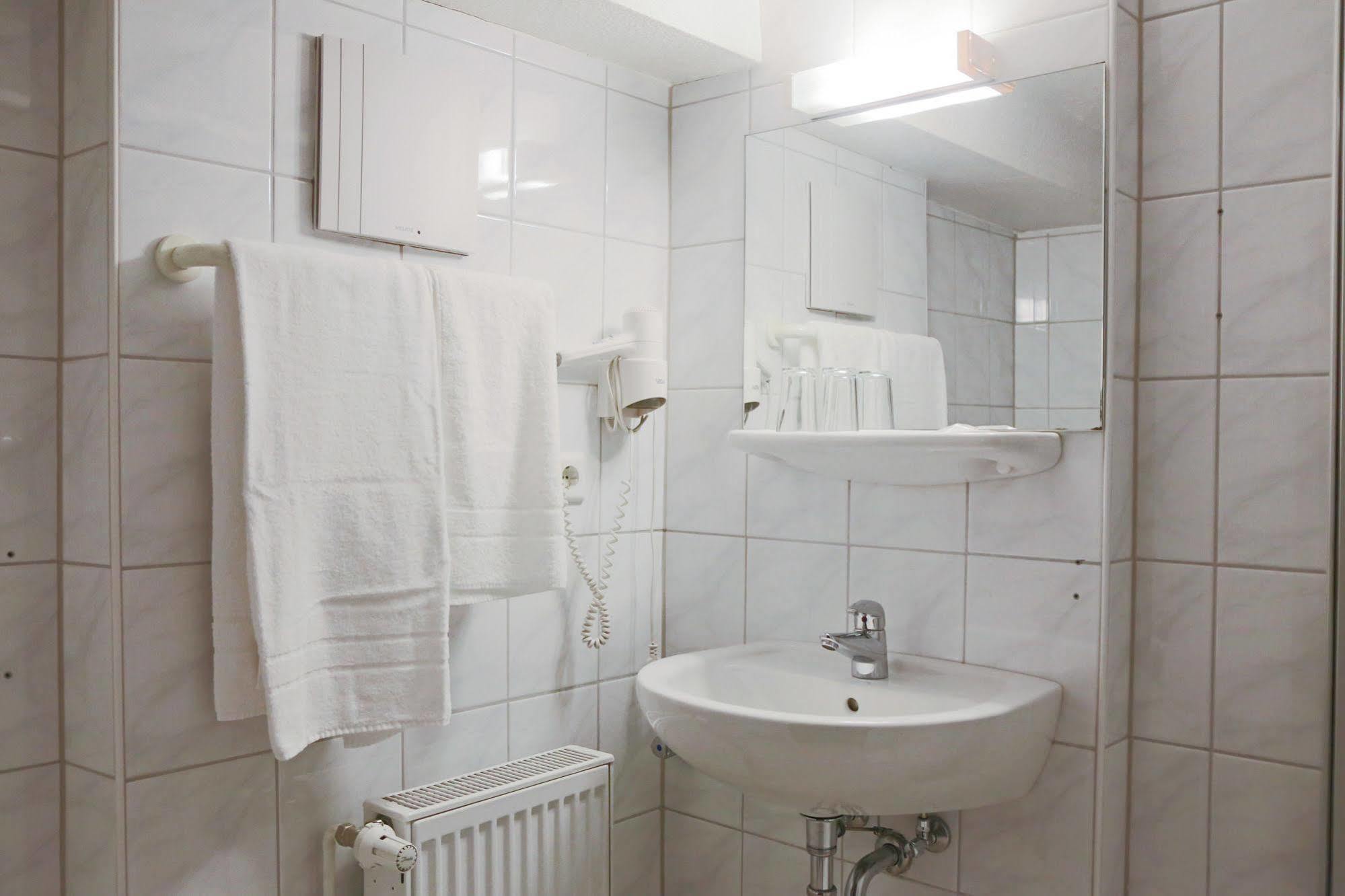 Hotel Haus Landgraf วัลล์ดอร์ฟ ภายนอก รูปภาพ